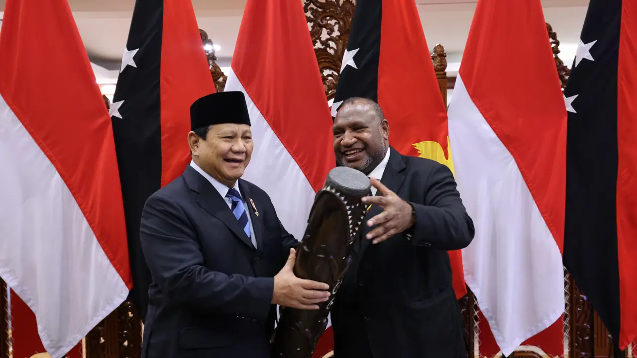 Menteri Pertahanan yang juga Presiden terpilih Prabowo Subianto menerima kunjungan Perdana Menteri Papua Nugini James Marape beserta rombongan di Kementerian Pertahanan pada Senin (15/7/2024).