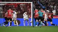 Pemain depan Bologna asal Swiss #11, Dan Ndoye, melepaskan tembakan dan mencetak gol selama pertandingan final Piala Italia (Coppa Italia) antara AC Milan dan Bologna di stadion Olimpiade di Roma, Kamis dini hari WIB (15-5-2025). (Isabella BONOTTO/AFP)