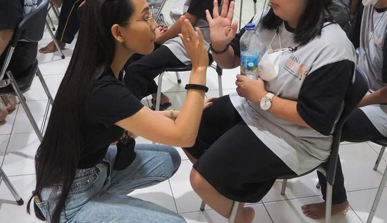 Baru-baru ini Erina sambangi dan menghibur anak-anak penyandang disabilitas (Instagram erinagudono)