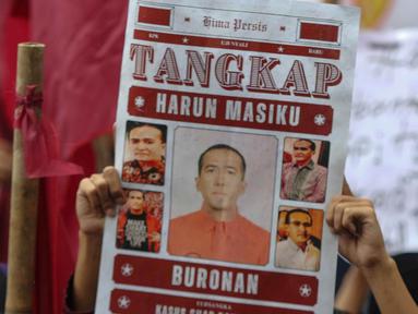 Ratusan mahasiswa yang tergabung dalam Pimpinan Pusat Himpunan Mahasiswa Persatuan Islam (PP HIMA Persis) melakukan aksi unjuk rasa di depan Gedung Merah Putih Komisi Pemberantasan Korupsi (KPK), Jakarta, Rabu (18/12/2024). (Liputan6.com/Herman Zakharia)