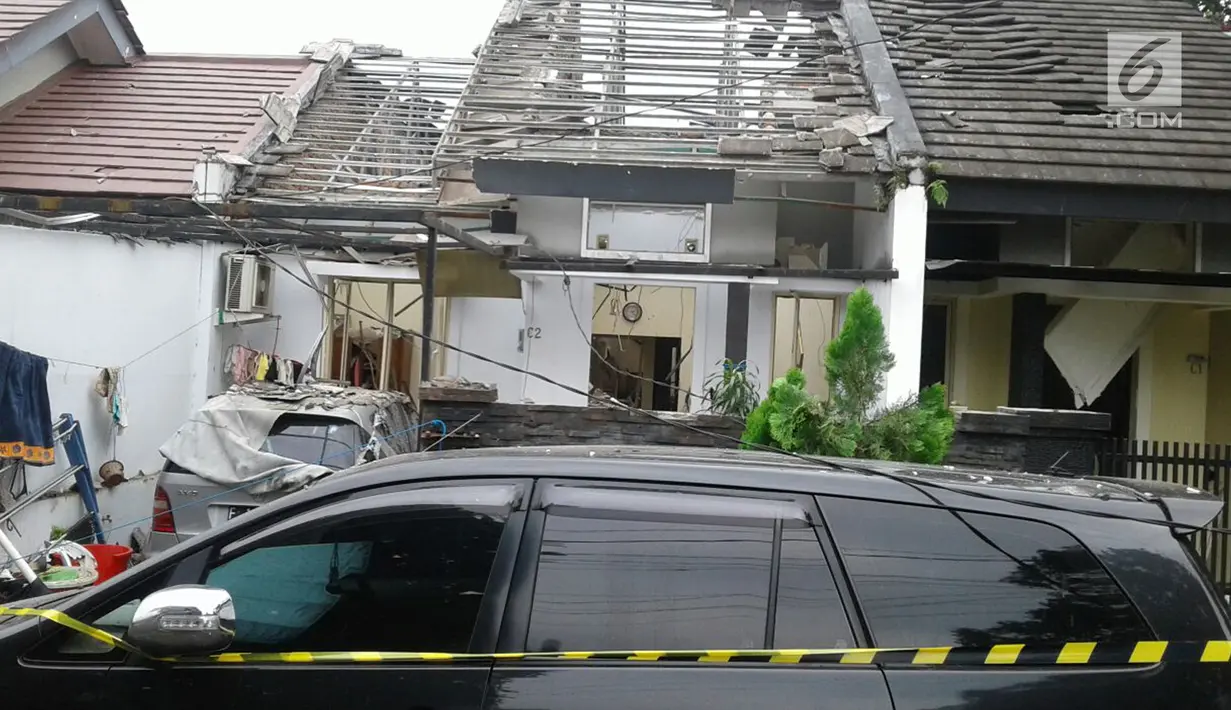 Sejumlah rumah di Cimanggu Residence, Kota Bogor, rusak setelah selang saluran gas milik Perusahaan Gas Negara (PGN) meledak, Rabu (14/2). Diduga, ledakan disebabkan karena selang gas PGN bocor setelah digigit anjing. (Liputan6.com/Achmad Sudarno)