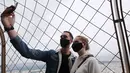 Para pengunjung berswafoto dari puncak Menara Eiffel di Paris, Prancis (15/7/2020). Puncak Menara Eiffel dibuka kembali untuk umum pada Rabu (15/7) setelah ditutup selama lebih dari tiga bulan karena COVID-19. (Xinhua/Gao Jing)