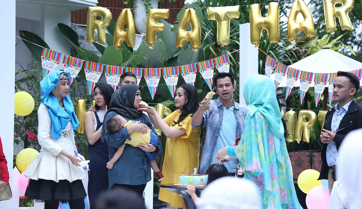 Selain itu, beberapa selebriti terlihat hadir dalam ultah sederhana tersebut. Pasangan ini memberikan kado pada buah hatinya berupa sebuah lagu. (Nurwahyunan/Bintang.com)