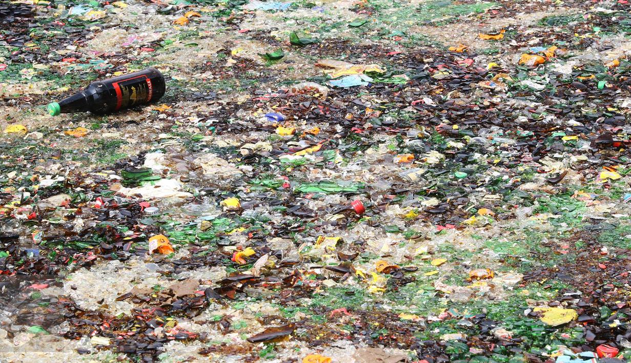 Barang bukti narkotika dan miras ilegal setelah dimusnahkan oleh petugas di Polsek Metro Palmerah, Jakarta, (22/6). Petugas menangkap tujuh tersangka dengan total omset mencapai Rp5.780.550.000. (Liputan6.com/Immanuel Antonius)