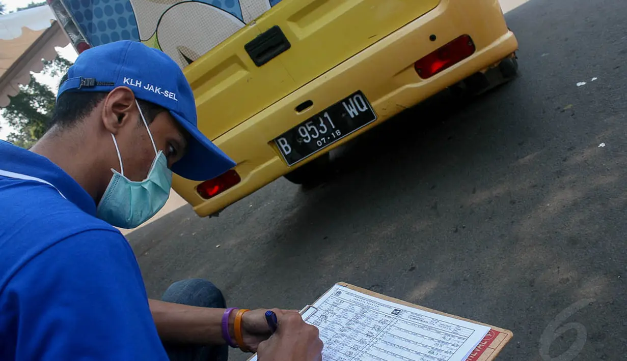Petugas terlihat mencatat hasil pengujian gas buang salah satu kendaraan bermotor di Taman Mataram Blok M, Jakarta, (23/9/14).  (Liputan6.com/Faizal Fanani)
