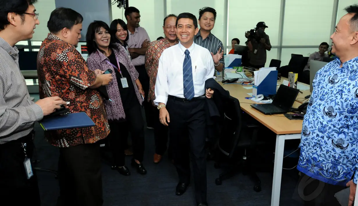 Menteri Pendayagunaan Aparatur Negara dan Reformasi Birokrasi (MenPAN-RB), Yuddy Chrisnandi (tengah) berkeliling ruang redaksi Liputan6.com, Jakarta, Senin (10/11/2014). (Liputan6.com/Helmi Fithriansyah) 