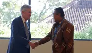 Gubernur BI Perry Warjiyo berdiskusi dengan Ketua Dewan Pengurus Bank Sentral AS (Chairman of the Federal Reserve), Jerome Powell, di sela-sela pertemuan tahunan IMF-Bank Dunia, di Bali (13/10/2018). (Ilyas/Liputan6.com)