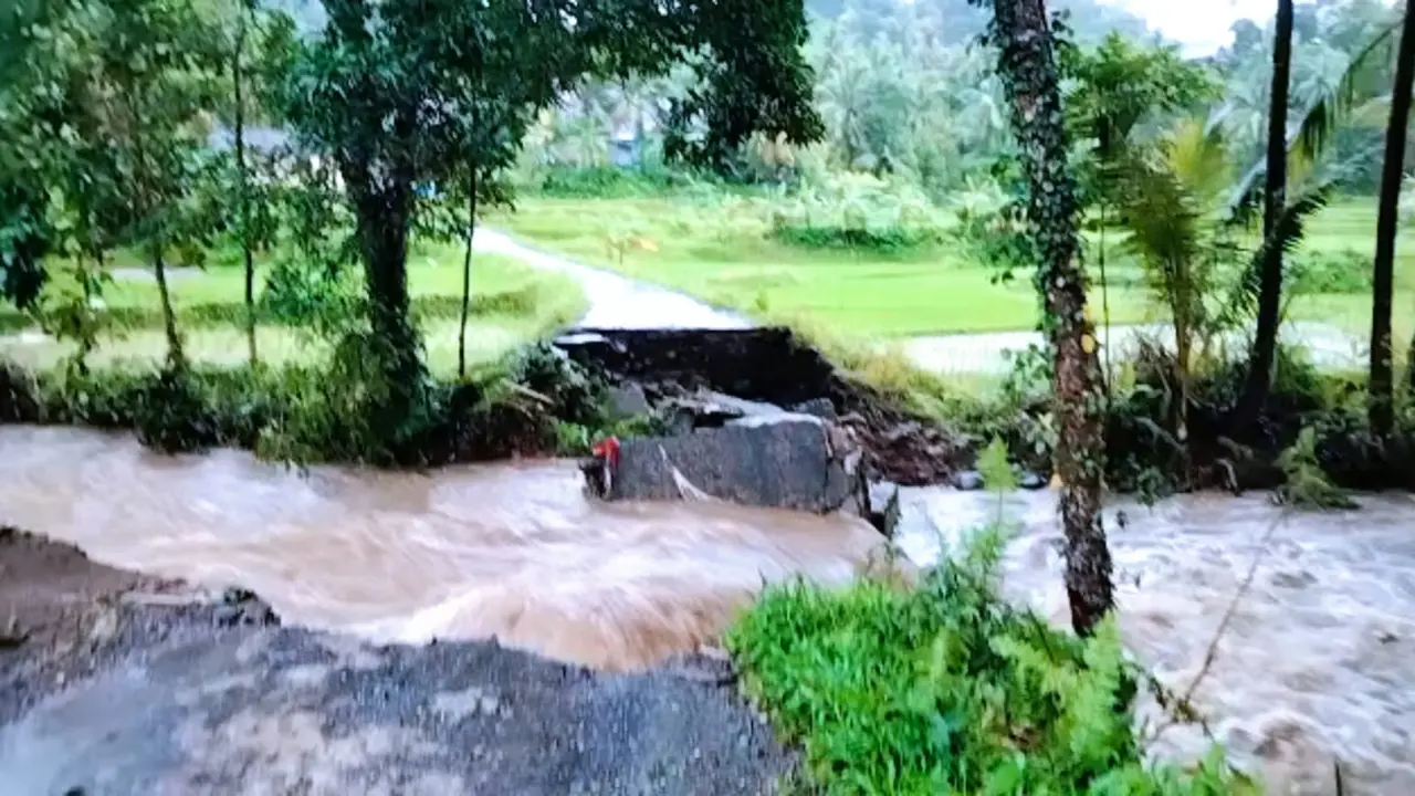 Jembatan penghubung antara dua desa yaitu di Bawesn terputus akibat hujab deras. (Istimewa)