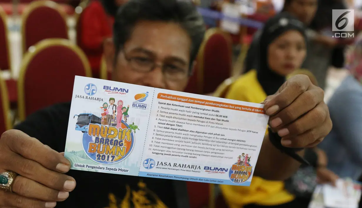 Peserta memperlihatkan tiket mudik gratis bersama Jasa Raharja usai melakukan verifikasi pendaftaran di Jakarta, Rabu (7/6). Mudik gratis Jasa Raharja disediakan untuk 31.864 orang dengan 66 kota tujuan di Pulau Jawa. (Liputan6.com/Immanuel Antonius)