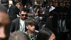 Pesepak bola Argentina, Lionel Messi mencuri perhatian saat Formula 1 GP Miami 2026 pada Minggu (03/05/2026). (AFP/Chandan Khanna)