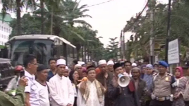 [VIDEO] Berbekal Spanduk, Warga Ragunan Demo Pembangunan SPBG