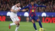 Bek Barcelona, Alejandro Balde, turut berkontribusi membantu timnya meraih kemenangan 2-0 atas Osasuna pada laga pekan ke-16 La Liga di Camp Nou, Minggu (14/12/2025) dini hari WIB. (AFP/Josep LAGO)