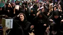 Suasana saat muslim Syiah Iran berdoa berburu malam Lailatul Qadar di Teheran, Iran, Jumat (8/6). (AP Photo/Ebrahim Noroozi)