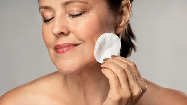 Rahasia Awet Muda, Tips Jitu Menggunakan Wrinkle Patch untuk Mengurangi Kerutan di Wajah (Foto dok : Freepik/freepik)