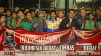 Pelatih dan pemain Timnas Indonesia U-16 foto bersama saat tiba di Bandara Soetta, Tangerang, Sabtu (23/9/2017). Timnas U-16 berhasil meraih hasil sempurna pada kualifikasi Piala Asia U-16 di Thailand. (Bola.com/Vitalis Yogi Trisna)