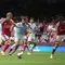Pemain Arsenal Martin Odegaard (kiri) mencetak gol ketiga timnya dalam laga final FA Community Shield antara Arsenal vs Manchester City di Cardiff, Wales, Minggu, 16 Agustus 2026. (AP Photo/Alastair Grant)