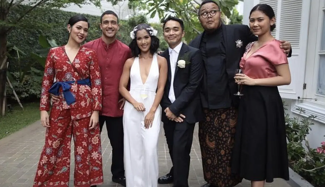 Raisa tampil casul dengan set pakaian bermotif batik di dominasi merah, dipercantik dengan belt kain birunya. Outfit ini cocok untuk pergi ke acara pernikahan atau hangout bersama teman. @raisa6690