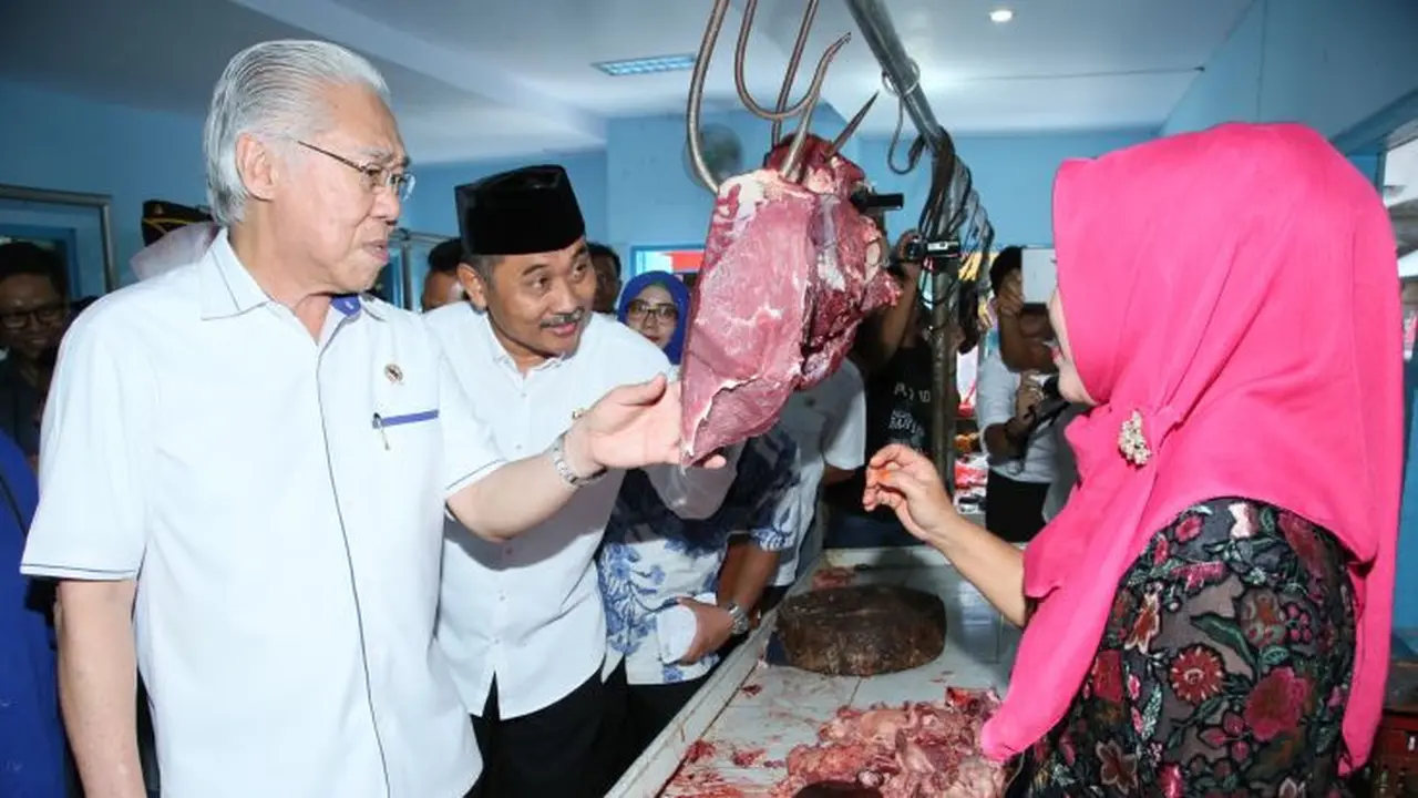Mendag Enggartiasto Lukito melakukan inspeksi mendadak (sidak) harga bahan kebutuhan pokok di Pasar Blambangan Banyuwangi, Jawa Timur.