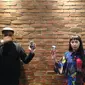 Darbotz (artis grafiti) dan Ykha Amelz (ilustrator) mendesain kemasan edisi terbatas Guiness One Indonesia dengan motif batik (Foto: Liputan6.com/Novi Nadya)