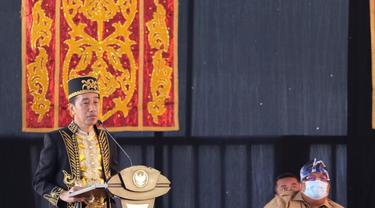 Presidern Jokowi bergelar La Ode Muhammad Joko Widodo Lakina Bhawaangi Yi Nusantara, pemberian Lembaga Adat Kesultanan Buton, Selasa (27/9/2022).(Liputan6.com/Humas Pemprov Sultra).