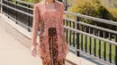 Aktris 20 tahun itu terlihat mengenakan kebaya kutubaru warna peach cerah berpadu dengan kain batik warna coklat. [Foto: IG/yorikooangln_].