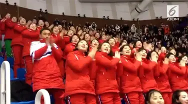 Pemandu sorak Korea Utara tampil di Olimpiade Musim Dingin di Korea Selatan. Aksu mereka mencuri perhatian warga Korea Selatan yang hadir.