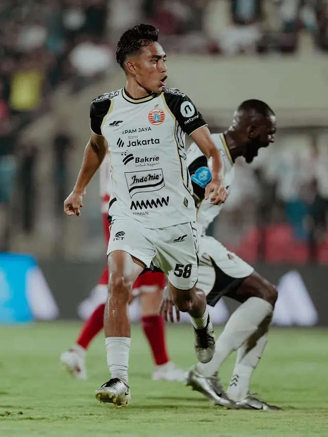 Gelandang Persija Jakarta, Rayhan Hannan, saat melawan Persijap Jepara.