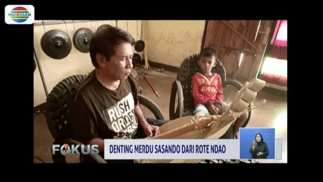 Herman Adolf Lendo lestarikan sasando dengan membuat dan mengajarkan bermain anak cucunya.