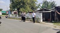 Polsek Bojongsari mengecek lokasi kejadian pembegalan di Jalan Raya Pondok Petir, Kecamatan Bojongsari. (Liputan6.com/Dicky Agung Prihanto).