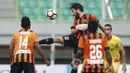 Pemain Perseru Serui, Omar Zein Eddine, berusaha merebut bola. Usai laga ini, Perseru Serui akan berhadapan dengan wakil Kalimantan, Persiba Balikpapan. (Bola.com/M Iqbal Ichsan).