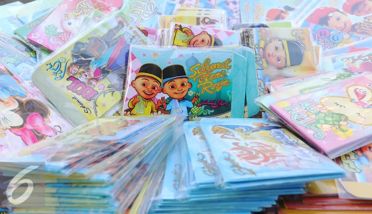 Sejumlah kartu ucapan hari raya di jual di Tanah Abang, Jakarta, Selasa (28/6). Penjualan kartu ucapan tersebut alami penigkatan 100% karena menjadi incaran masyarakat untuk melengkapi hari raya lebaran. (Liputan6.com/Angga Yuniar)