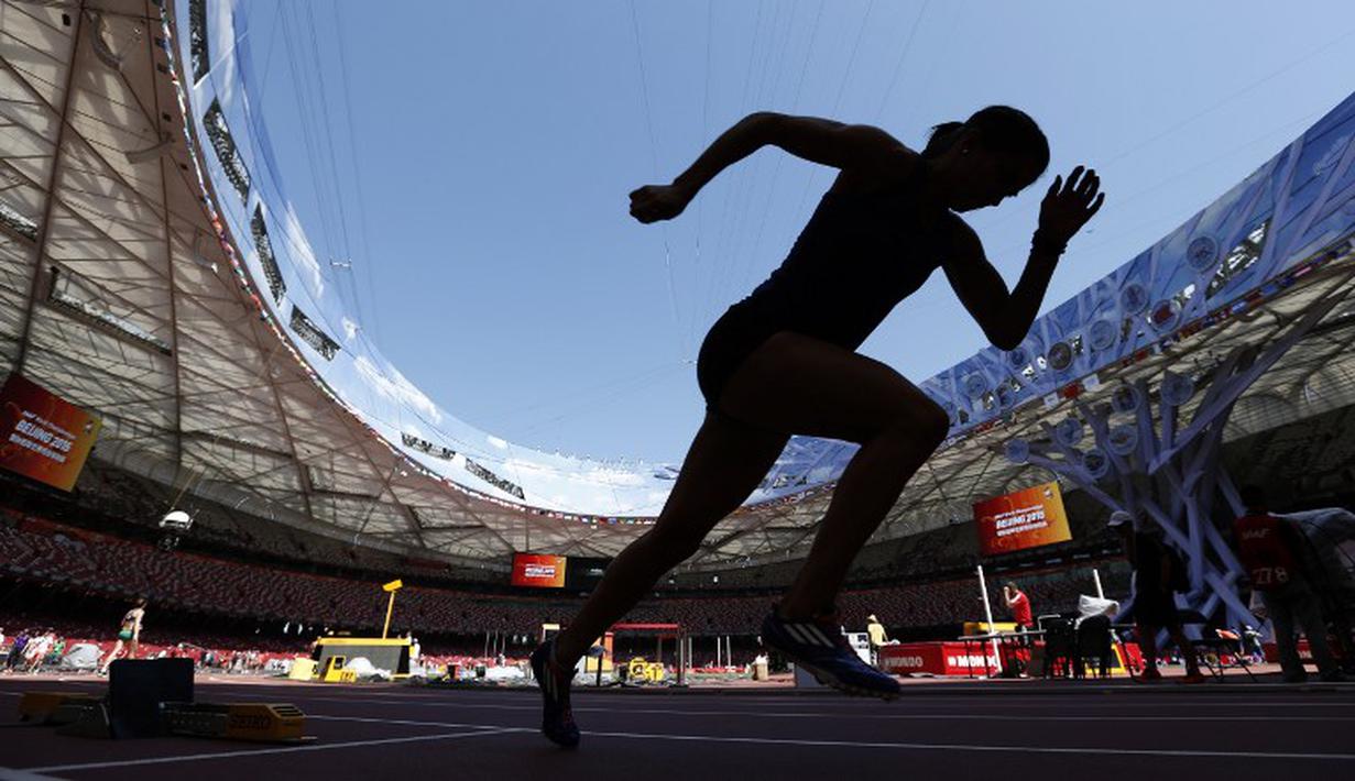 Seorang atlet berlari dalam sesi latihan Kejuaraan Dunia Atletik 2015 di Stadion Nasional Beijing, Tiongkok. Jumat (21/8/2015). (AFP Photo/Adrian Dennis)