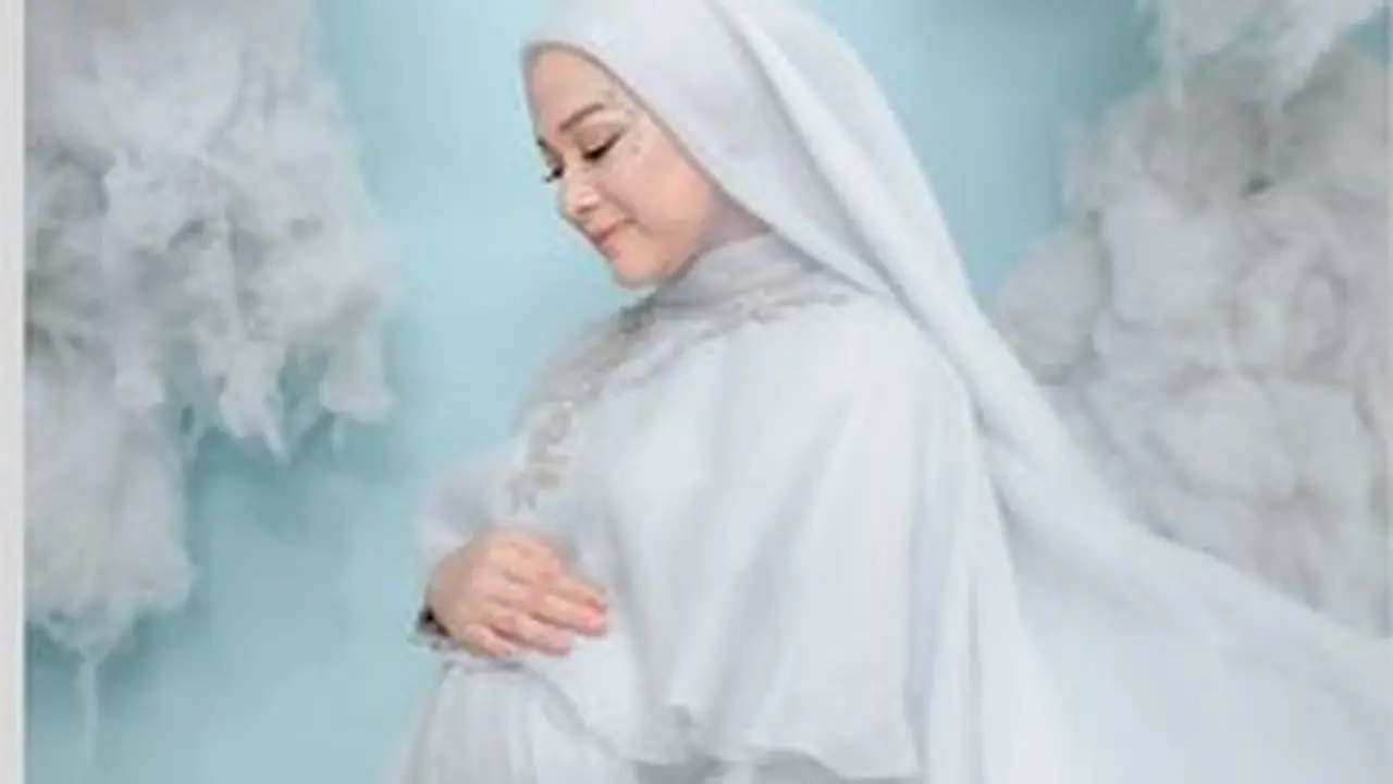 Jelang Melahirkan Anak Ketiga, Ini 6 Potret Maternity Shoot Nina Zatulini