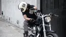 Di rumahnya, ia kerap mengunggah koleksi beragam jenis motornya. ia pun juga sering touring dengan motor-motornya tersebut. Saat touring, Cella tampil modis meski tetap menomorsatukan keamanan. (Liputan6.com/IG/@cellanadalam)
