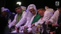 Gubernur DKI Anies Baswedan dan Habib Lutfi bin Ali Yahya saat menghadiri acara Tausiyah Kebangsaan di Silang Monas, Jakarta, Minggu (26/11). Acara digelar memperingati Hari Pahlawan dan Maulid Nabi Muhammad SAW 1439 H. (Liputan6.com/Faizal Fanani)