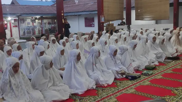 Narapidana di Lapas Perempuan Pekanbaru sudah mengisi aula untuk melaksanakan salat berjemaah selama Ramadan.