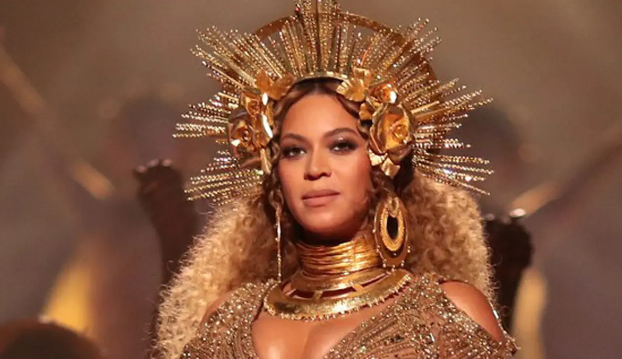 Ibu hamil yang satu ini ternyata tidak terganggu dengan kondisi perut buncitnya. Beyonce tampil dengan kostum berwarna emas dengan aksesoris dan hiasan kepala yang juga berwarna emas. Di atas panggung, ia didampingi 20 penari latar. (AFP/Bintang.com)