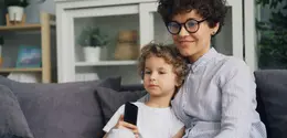 Ketika orangtua terlalu sibuk dengan pekerjaan atau ponsel, anak mencari perhatian lewat aktivitas digital. (Foto: Vitaly Gariev/Unsplash)