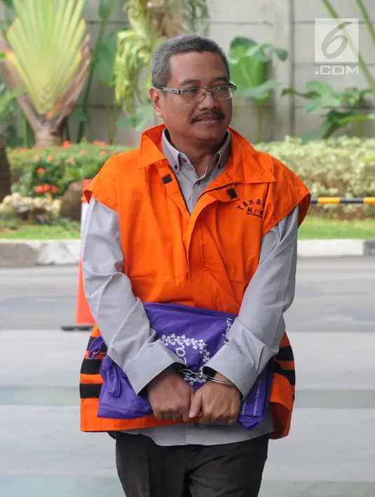 Mantan senior manager pemasaran PT Hutama Karya, Bambang Mustaqim tiba di Gedung KPK, Jakarta, Kamis (31/1). Bambang diperiksa sebagai tersangka terkait dugaan korupsi pembangunan tahap II Gedung IPDN di Rokan Hilir. (Merdeka.com/Dwi Narwoko)