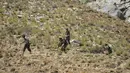 Gerakan perlawanan Afghanistan dan pasukan pemberontakan anti-Taliban mengambil bagian dalam pelatihan militer di daerah Abdullah Khil, Distrik Dara, Provinsi Panjshir, Afghanistan, 24 Agustus 2021. Panjshir jadi satu-satunya wilayah Afghanistan yang belum dikuasai Taliban. (Ahmad SAHEL ARMAN/AFP)