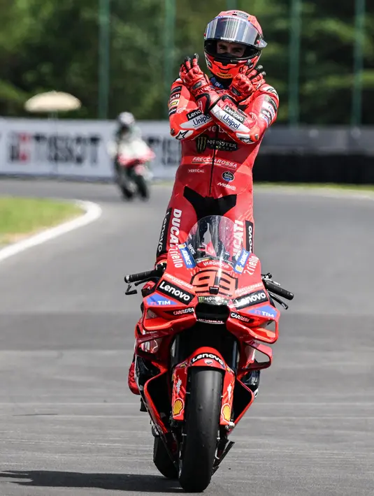 Marc Marquez sukses menambah 25 poin usai menjadi pemenang pada balapan utama MotoGP Ceko 2025 di Sirkuit Brno, Minggu (20/7/2025) malam WIB. (Michal Cizek/AFP)