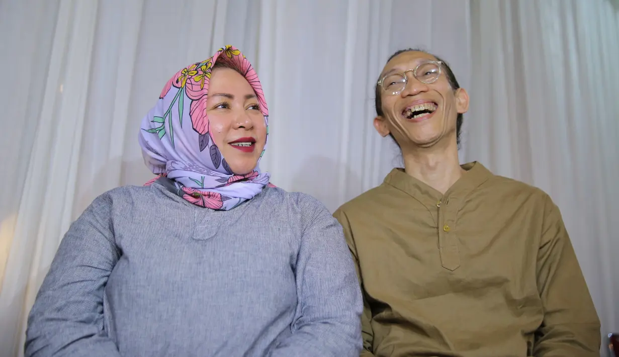 Dari akun instagramnya, Melly Goeslaw sempat mencurahkan rasa cintanya yang sangat besar pada sang suami. Ucapan romantis tersebut nyatanya sebagai bentuk jika mereka berdua tak ingin kehilangan satu sama lain. (Adrian Putra/Bintang.com)