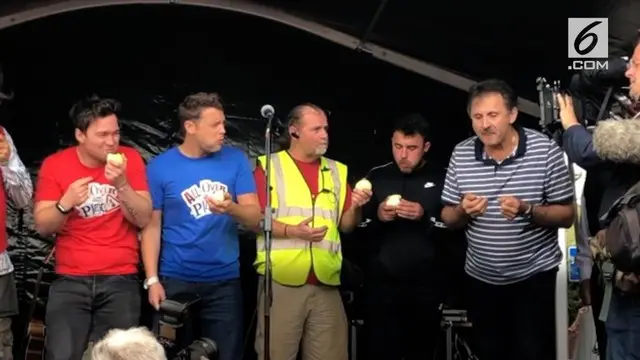 Festival Newent Onion Fayre menggelar kompetisi makan bawang mentah. Seorang pria berhasil menjadi pemenang setelah menghabisakan bawang 0,2 kg dalam waaktu 45 detik.