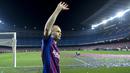 Gelandang Barcelona, Andres Iniesta, menyapa suporter saat momen perpisahan pada laga La Liga Spanyol di Stadion Camp Nou, Barcelona, Minggu (20/5/2018). Dirinya berpisah dengan klub yang 22 tahun telah dibela. (AFP/Lluis Gene)