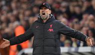 Reaksi pelatih kepala Liverpoo, Jurgen Klopp saat laga pekan ke-31 Liga Inggris 2022/2023 melawan Leeds United di Elland Road, Leeds, Selasa (18/04/2023). The Reds menang dengan skor 6-1. (AFP/Oli Scarff)