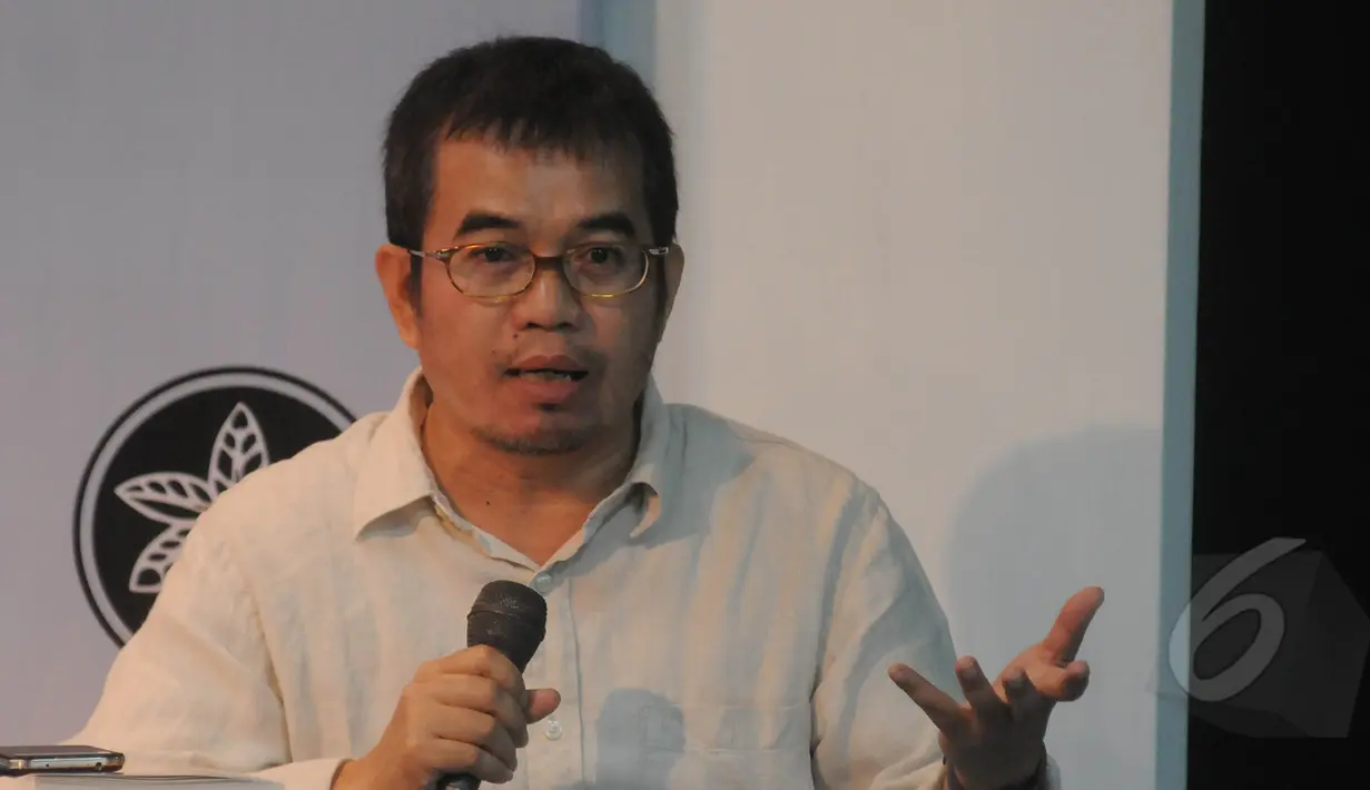 Pengamat politik Yudi Latief menyampaikan pandangannya saat menjadi pembicara dalam bedah buku "Kebudayaan dalam Politik" di Taman Ismail Marzuki, Jakarta, Rabu (11/3/2015). (Liputan6.com/Herman Zakharia)