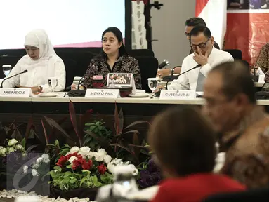  Menko PMK, Puan Maharani (kedua kiri) saat memimpin rapat koordinasi di Kementerian PMK, Jakarta, Senin (6/2). Rapat membahas mengenai program bantuan pangan non tunai. (Liputan6.com/Faizal Fanani)