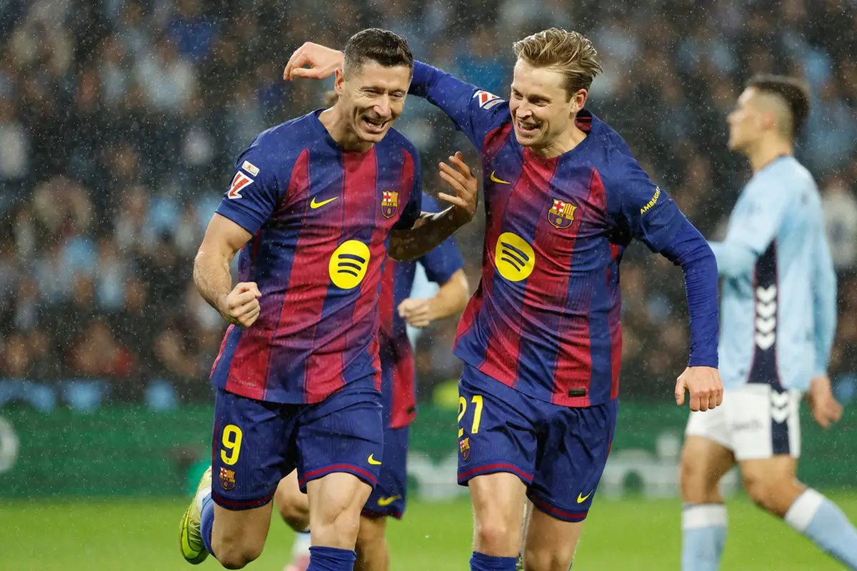 Selebrasi Robert Lewandowski di laga Celta Vigo vs Barcelona di pekan ke-12 La Liga 2025/2026 di Balaidos, Senin (10/11/2025) dini hari WIB. (AP Photo/Lalo R. Villar)