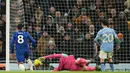 Pemain Chelsea, Enzo Fernandez, mencetak gol ke gawang Manchester City pada lanjutan Liga Inggris di Etihad Stadium, Senin (5/1/2026). (AFP/Oli Scarff)