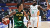 Pemain timnas basket Brasil, Yago Santos berusaha melewati kawalan pemain Pantai Gading pada penyisihan Grup G FIBA World Cup 2023 di Indonesia Arena, Gelora Bung Karno, Jakarta, Rabu (30/8/2023). (Liputan6.com/Helmi Fithriansyah)